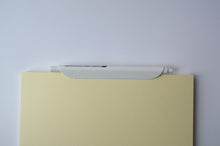 Carregar imagem no visualizador da galeria, Clipen – 01 Snow White • Caneta/Clip • Clipen
